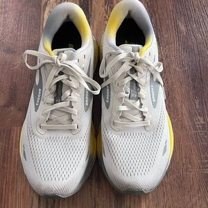 Brooks White and Yellow Running Shoes Men’s size 11.5
